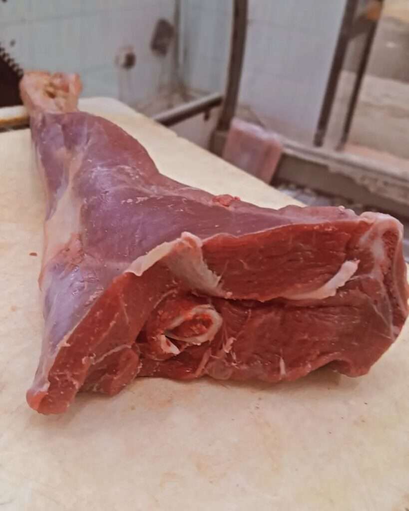 Full halal mutton leg with backbone, ideal for roasting or stews